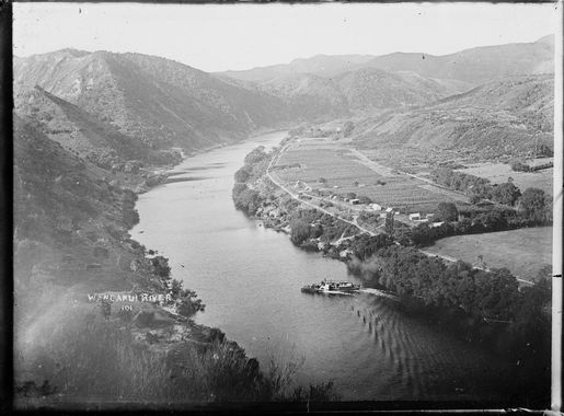 File:Looking down on the Whanganui River and the town of Kaiwhaiki  (20799670184).jpg - Wikimedia Commons