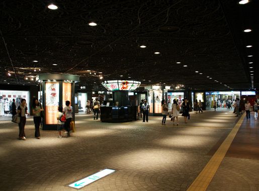 File:Tenjin Chikagai(Tenjin Underground City) - 01.JPG - Wikimedia Commons