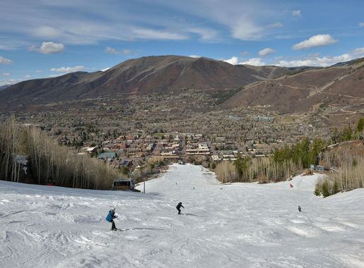 File:Aspen Mountain spring skiing over Aspen.jpg - Wikimedia Commons