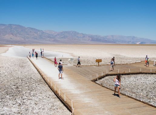 File:Badwater Basin, Death Valley.jpg - Wikimedia Commons