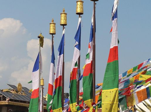 File:Prayer flags in Boudhanath.jpg - Wikimedia Commons