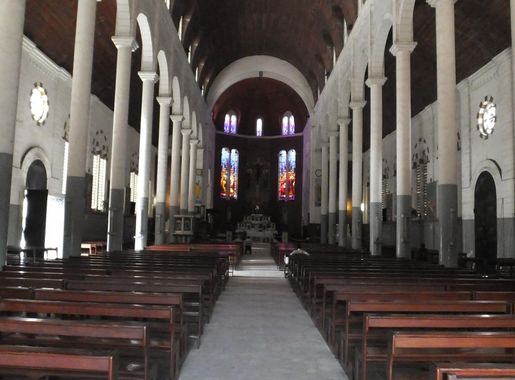 File:Cathédrale Saint-Pierre et Saint-Paul Douala.JPG - Wikimedia Commons