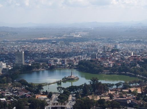 File:View of lake anosy in Antananarivo Madagascar 2013.JPG - Wikimedia  Commons