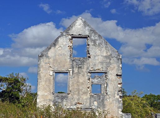 File:Watling's Castle (Sandy Point plantation manor house, mid- to late  1700s; southern San Salvador Island, Bahamas) 2.jpg - Wikimedia Commons