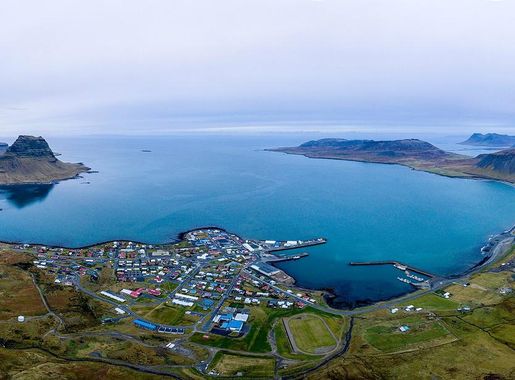 File:Grundarfjörður Iceland - Town next to Kirkjufell.jpg - Wikimedia  Commons