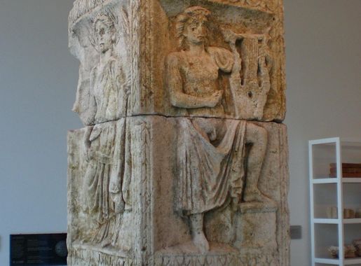 File:20071118 De godenpijler Museum Valkhof met een afbeelding van  Apollo.JPG - Wikimedia Commons