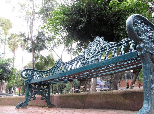File:Banca en la plaza Luis Cabrera en México.jpg - Wikimedia Commons