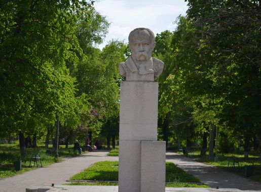 File:Bust of Taras Shevchenko, Shevchenkove, Kharkiv Oblast.JPG - Wikimedia  Commons