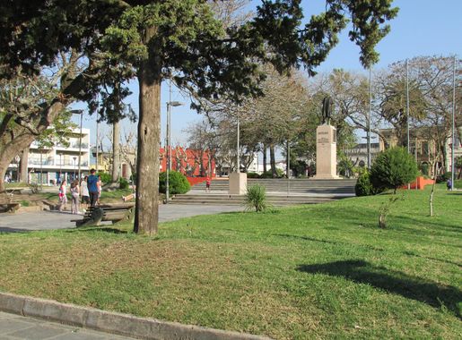 Archivo:Monumento Artigas - Plaza Constitución - Melo - Vista de monumento  y plaza.JPG - Wikipedia, la enciclopedia libre