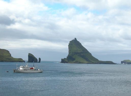 File:Tindholmur and Gasholmur, Faroe Islands.jpg - Wikimedia Commons