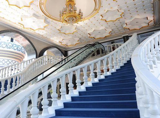 File:Jame'asr Hassanil Bolkiah Mosque interior (stairs close-up). Bandar  Seri Begawan, Brunei, Southeast Asia.jpg - Wikimedia Commons