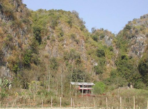 Mynd:Vieng Xai-Cave entrance.JPG - Wikipedia, frjálsa alfræðiritið