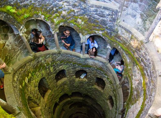 File:The gardens of the Quinta da Regaleira - Initiation Well  (34233511021).jpg - Wikimedia Commons
