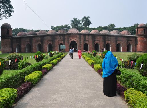 File:Sixty Dome Mosque in Bagerhat Bangladesh.JPG - Wikimedia Commons