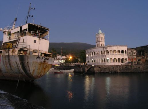 File:Mosque in Moroni, Comoros (3922246919).jpg - Wikimedia Commons