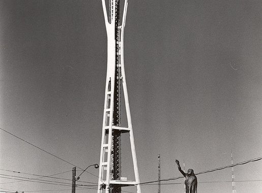 File:Early photo of seattle space needle.jpg - Wikipedia