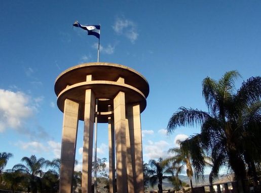 File:Monumento a la paz Tegucigalpa.jpg - Wikimedia Commons