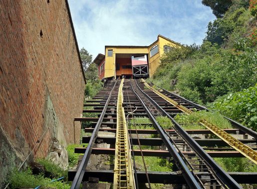 File:Ascensor Concepción, Valparaíso - un ascensor.JPG - Wikimedia Commons