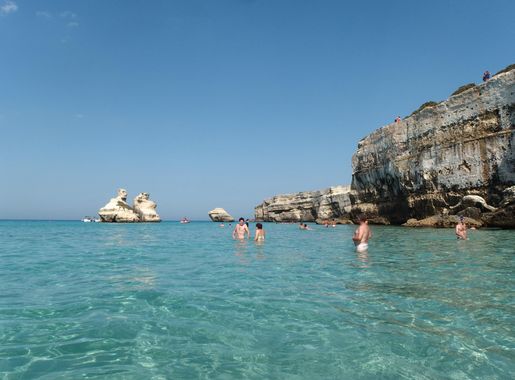 File:Torre dell'Orso, spiaggia (2).jpg - Wikimedia Commons