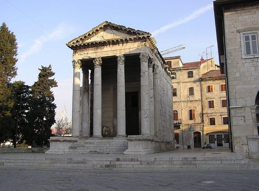 File:Augustus temple Pula.jpg - Wikimedia Commons