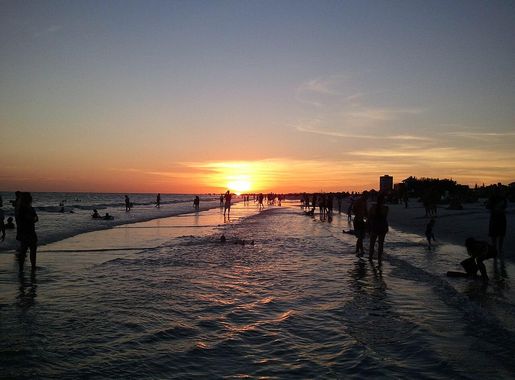 File:Sunset on Lido Beach, Sarasota, FL, 2011-07-19.jpg - Wikimedia Commons