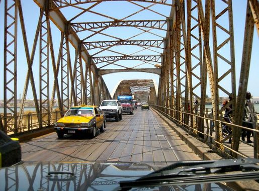 File:Driving on the Faidherbe Bridge in Saint Louis.jpg - Wikimedia Commons