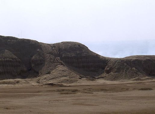 File:Huaca del Sol - Août 2007.jpg - Wikimedia Commons
