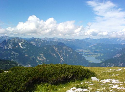 File:Krippenstein dachstein talblick hallstaetter see ds wv 08 2006.jpg -  Wikimedia Commons