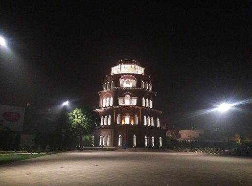 File:Satkhand Lucknow at night.jpg - Wikimedia Commons