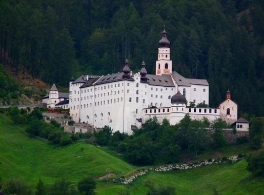 File:Burgusio-Burgeis, Abbazia di Monte Maria 001.JPG - Wikimedia Commons