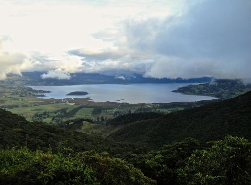 Archivo:Laguna de la Cocha (Tomada desde el mirador).JPG - Wikipedia, la  enciclopedia libre