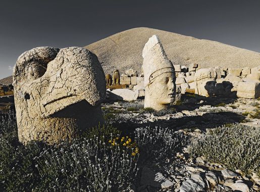 File:Ancient Ruins on Mountain Nemrut.jpg - Wikimedia Commons