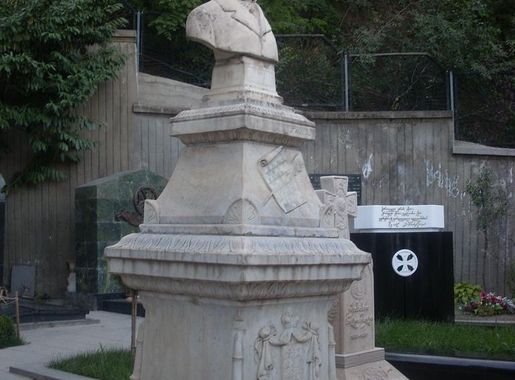 File:Grave of Davit Eristavi in mtatsminda pantheon (Tbilisi, Georgia).jpg  - Wikimedia Commons
