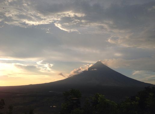 File:Mayon Volcano sunset.jpg - Wikimedia Commons