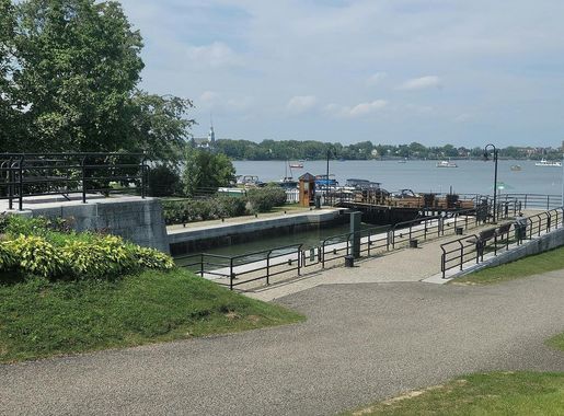 File:Chambly (Québec)-Vu de l'écluse no. 1 et du chemin menant au quai de  Chambly-2022-08-29.jpg - Wikimedia Commons
