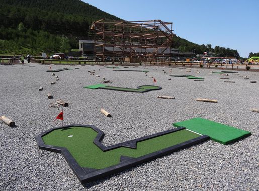 File:Naturlandia (Andorra) 12 minigolf.JPG - Wikimedia Commons