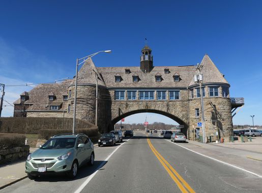 File:The Towers, Narragansett Pier RI.jpg - Wikimedia Commons