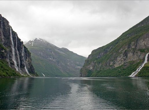 File:Seven Sisters and The Suitor waterfalls - Geirangerfjord, Norway -  panoramio.jpg - Wikimedia Commons