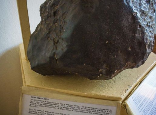 File:Meteorite, Blantyre Chichiri Museum.jpg - Wikimedia Commons