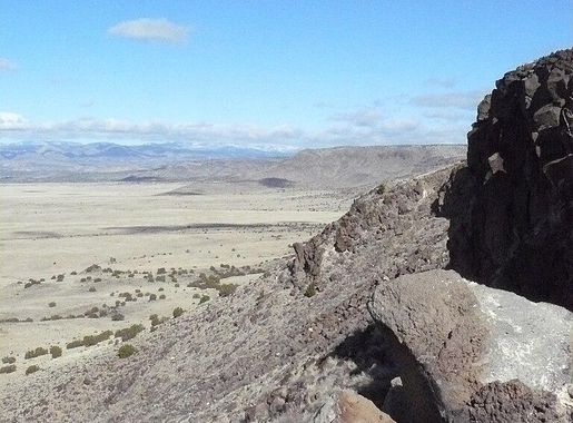 File:Views along the black basalt looking west from La Bajada Mesa near  Santa Fe, NM (208291c9-698b-46cd-a472-effcd34ec3d8).JPG - Wikimedia Commons