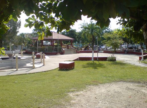 File:Main square, Orange Walk Town, Belize.JPG - Wikimedia Commons