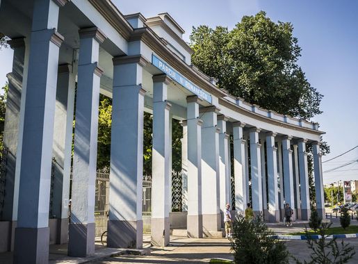 File:Nicolae Romanescu Park in Craiova, Romania.jpg - Wikimedia Commons