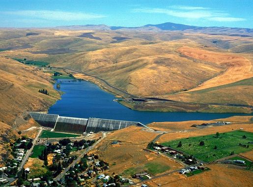 File:USACE Willow Creek Dam Oregon.jpg - Wikimedia Commons
