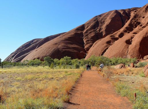File:Mala Walk at Uluru (retouched).jpg - Wikimedia Commons