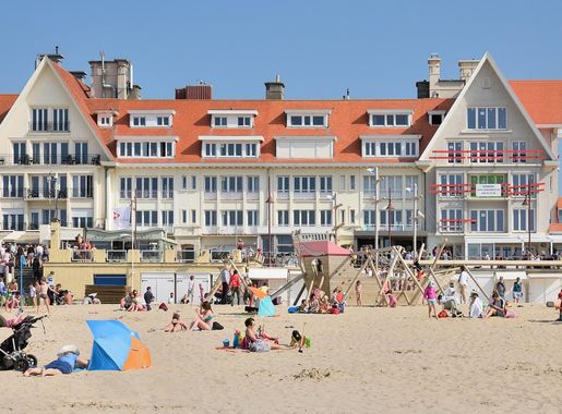 File:De Haan Beach centre a.jpg - Wikimedia Commons