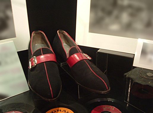 File:Buddy's Shoes, Buddy Holly Center, Lubbock, TX.jpg - Wikimedia Commons