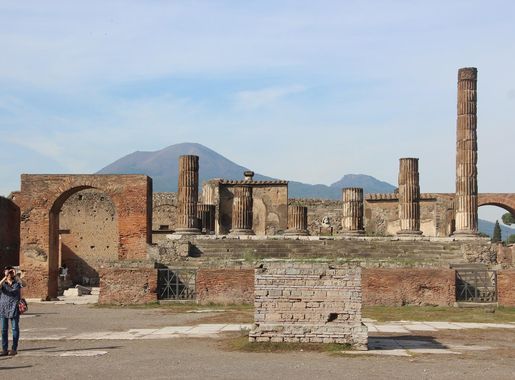 File:Pompeii Forum and Vesuvius (23782406949).jpg - Wikimedia Commons