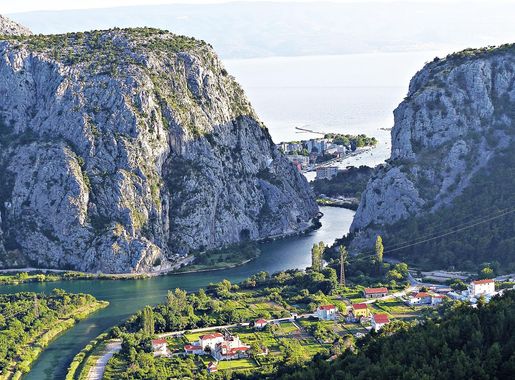 File:Cetina bei OmisP1020527.JPG - Wikimedia Commons