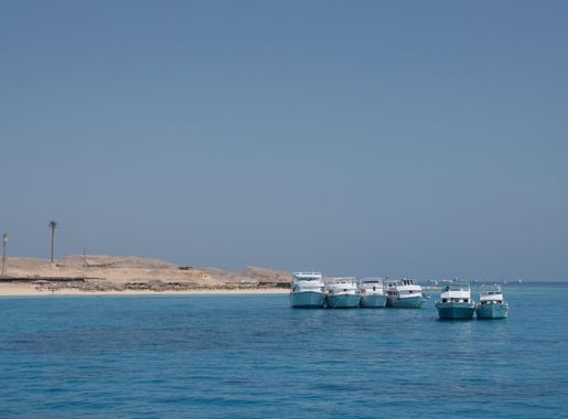 File:Boats near Paradise Island, Hurghada.jpg - Wikimedia Commons