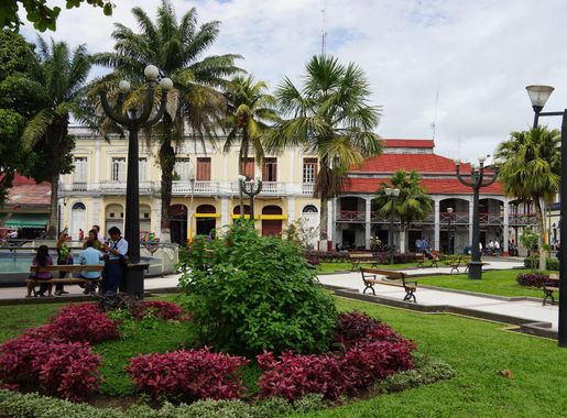 File:Iquitos-Plaza de Armas-1.JPG - Wikimedia Commons